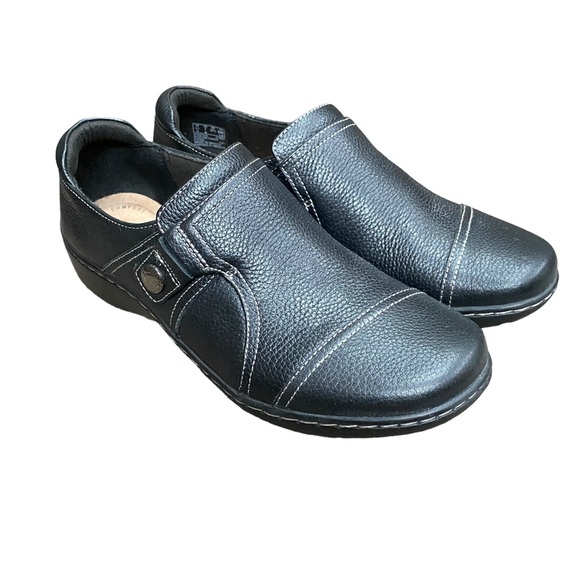 Clark's Black Flat Casual Shoe Closed Toe comfortable Slip-On Loafer size 7 M - Picture 1 of 9